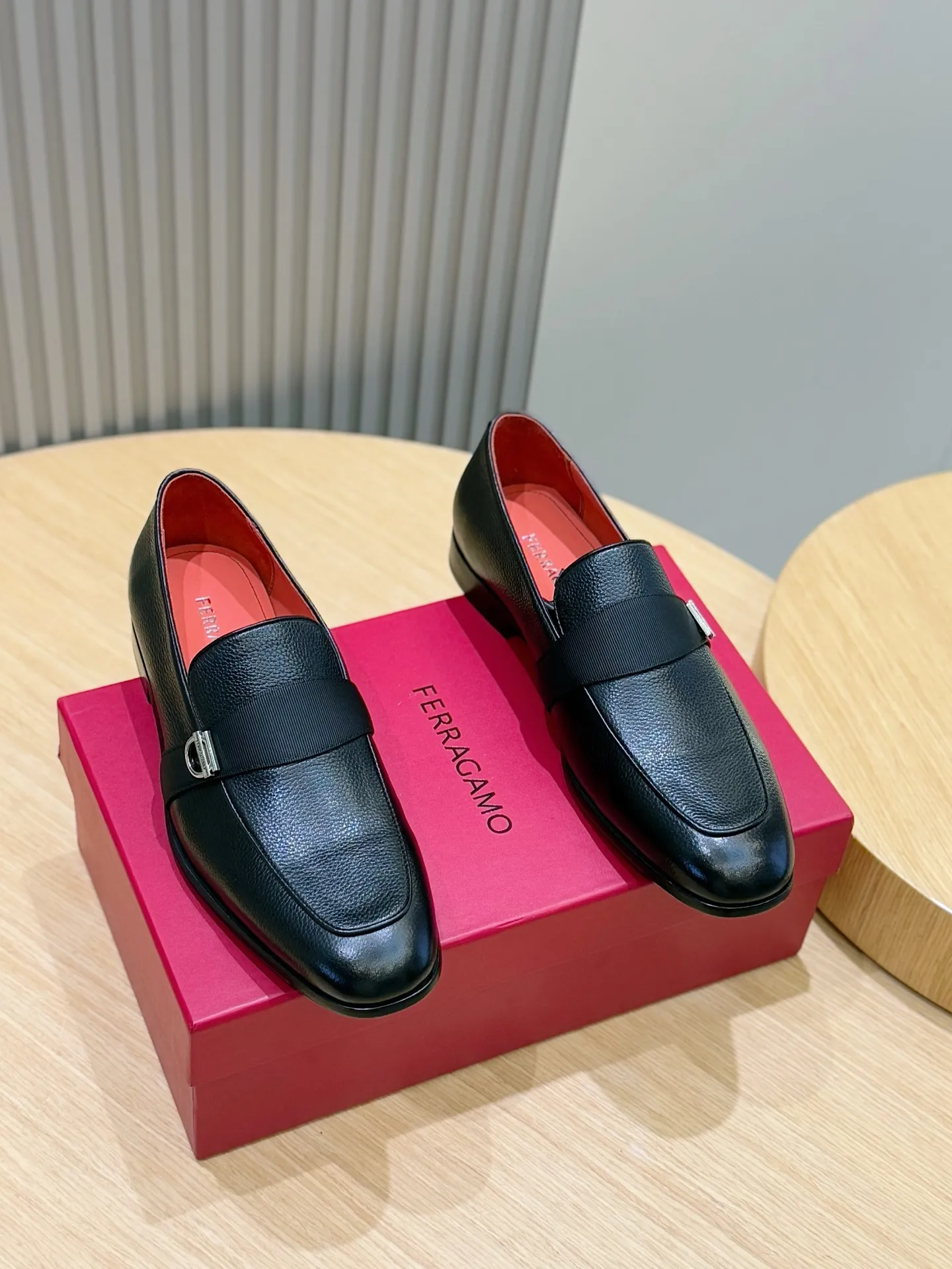 [Ferragam] Top P: 960💰 Size: 39-44 (38. 45.46 can be customized) Ferragamo Gancini buckle moccasins. These men's loafers are exquisite and gorgeous, with shiny patent leather uppers that highlight urban style. The almond-shaped toe adds a stylish touch, with three-dimensional stitching around the upper and contrasting tubular piping for a unique silhouette. The shoes are exquisitely crafted, with grosgrain ribbons and metallic Gancio buckles adding a classic touch, complementing the contrasting red accents. Finished with a slim leather sole. Imported cowhide upper + cowhide lining + genuine leather outsole.